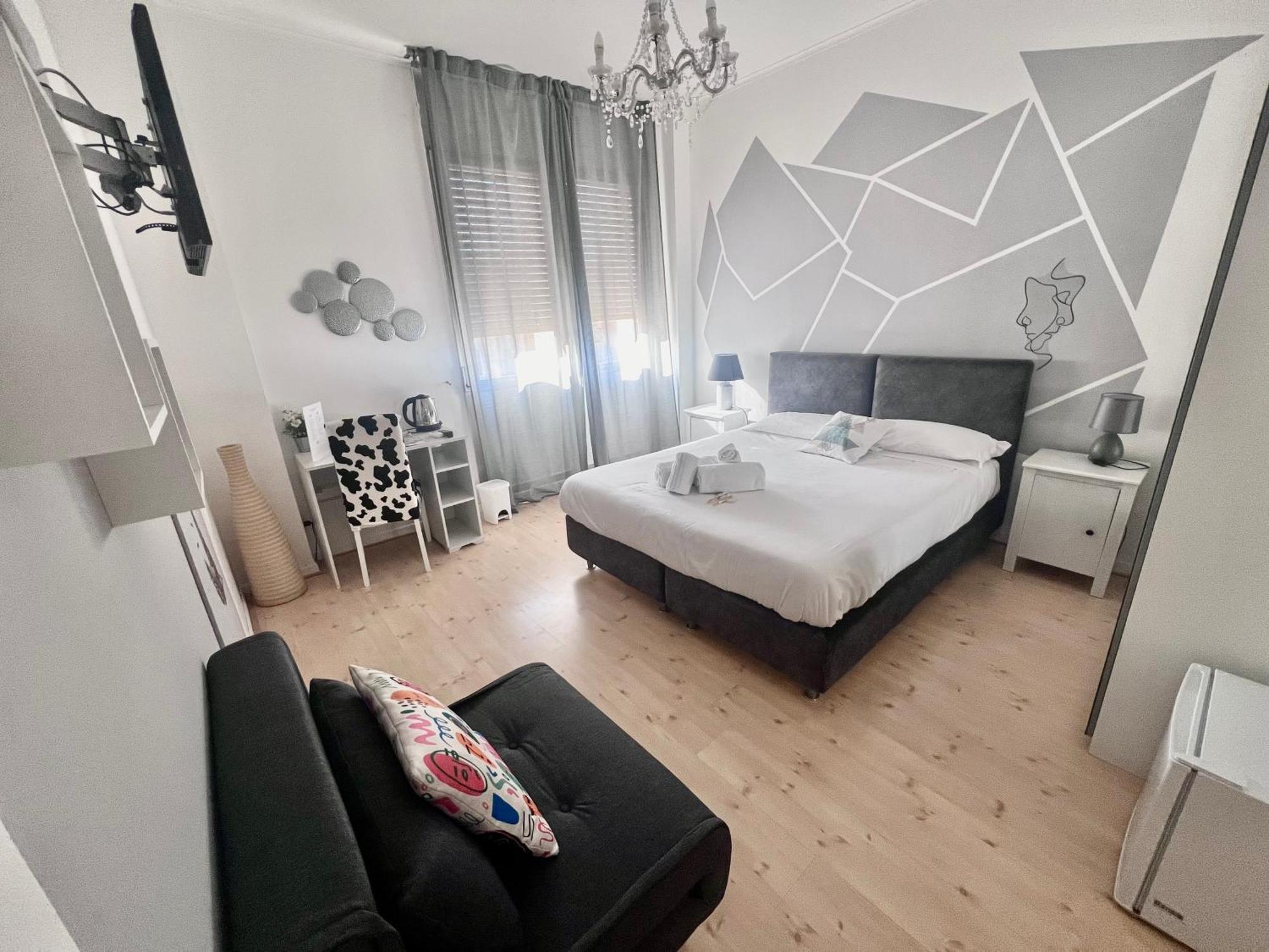 Mia House Rom