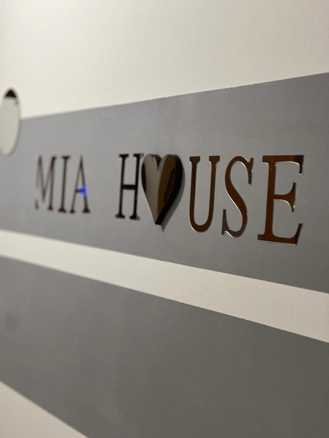 Mia House Rom